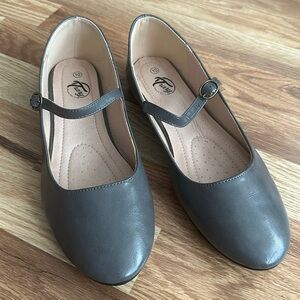 Trary brown toe, Mary Jane Gray faux leather shoe size 10